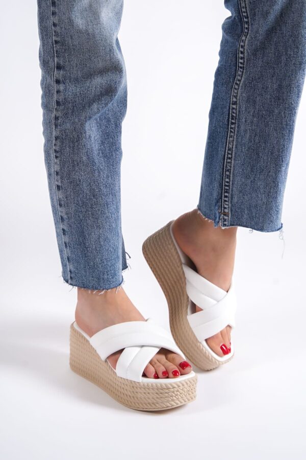 JOYMIX Dolgu Topuklu Ortopedik Taban Hasır Görünümlü Kadın Terlik CKT - Beyaz