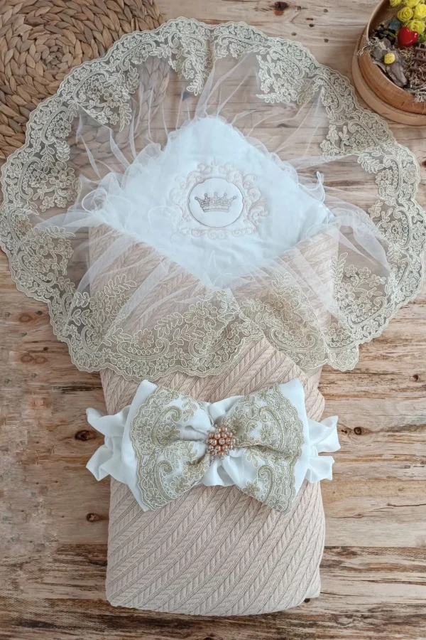 Örgü Tericotton Taç Nakışlı İncili Güpür Çift Fiyonk Papatya Güpür Trilüks Kundak Bebek Battaniyesi Bej