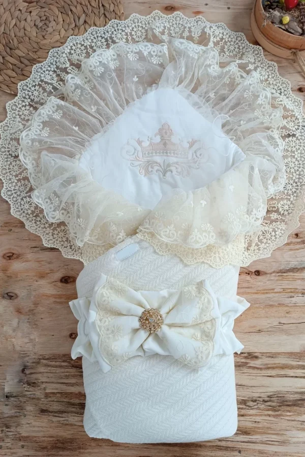 Örgü Tericotton Taç Nakışlı İncili Güpür Çift Fiyonk Papatya Güpür Trilüks Kundak Bebek Battaniyesi Ekru