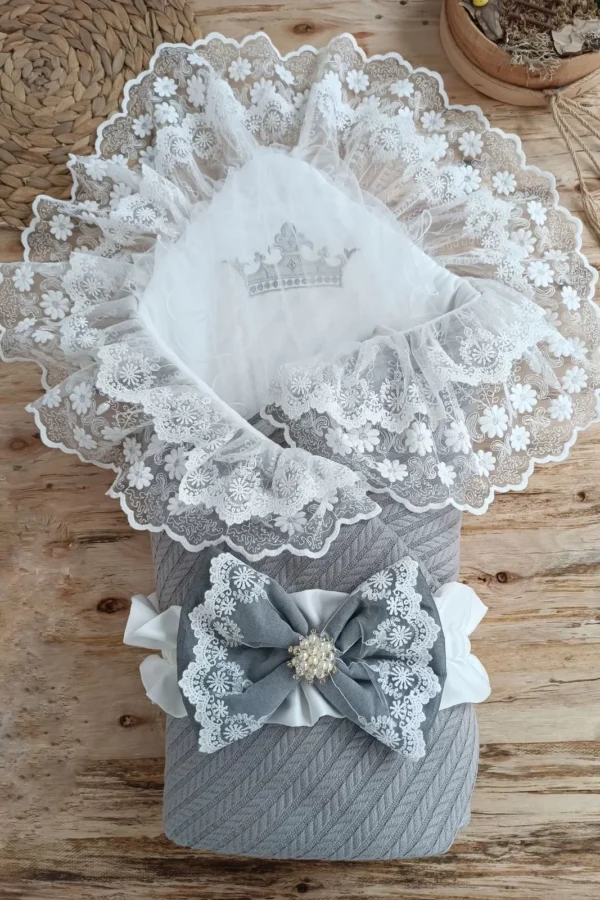 Örgü Tericotton Taç Nakışlı İncili Güpür Çift Fiyonk Papatya Güpür Trilüks Kundak Bebek Battaniyesi Gri