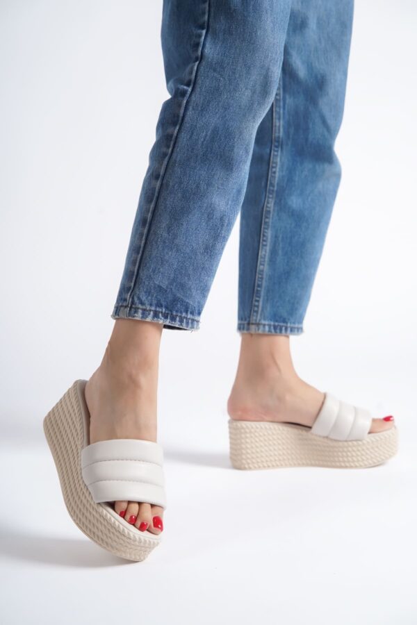 REINA Dolgu Topuklu Ortopedik Taban Hasır Görünümlü Kadın Terlik CKT - Krem