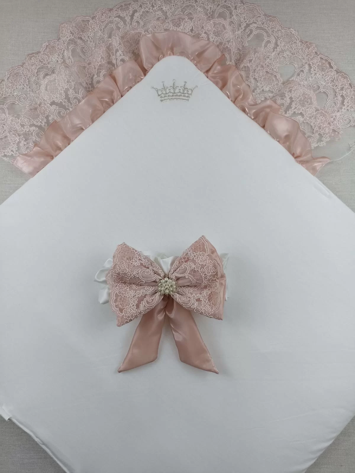 Sahra Taç Nakışlı İnci Ve Dantel Fiyonklu Çift Dantel Duvaklı Trilüks Kundak Bebek Battaniyesi - Görsel 3