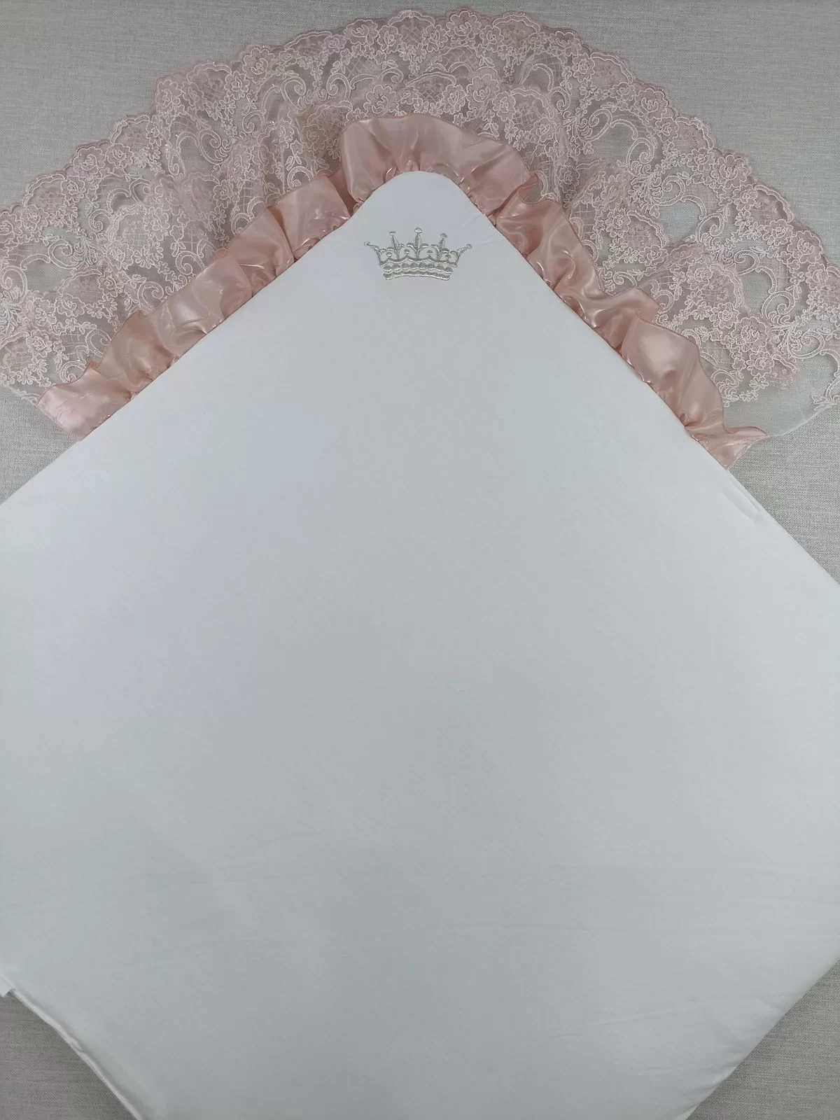 Sahra Taç Nakışlı İnci Ve Dantel Fiyonklu Çift Dantel Duvaklı Trilüks Kundak Bebek Battaniyesi - Görsel 4