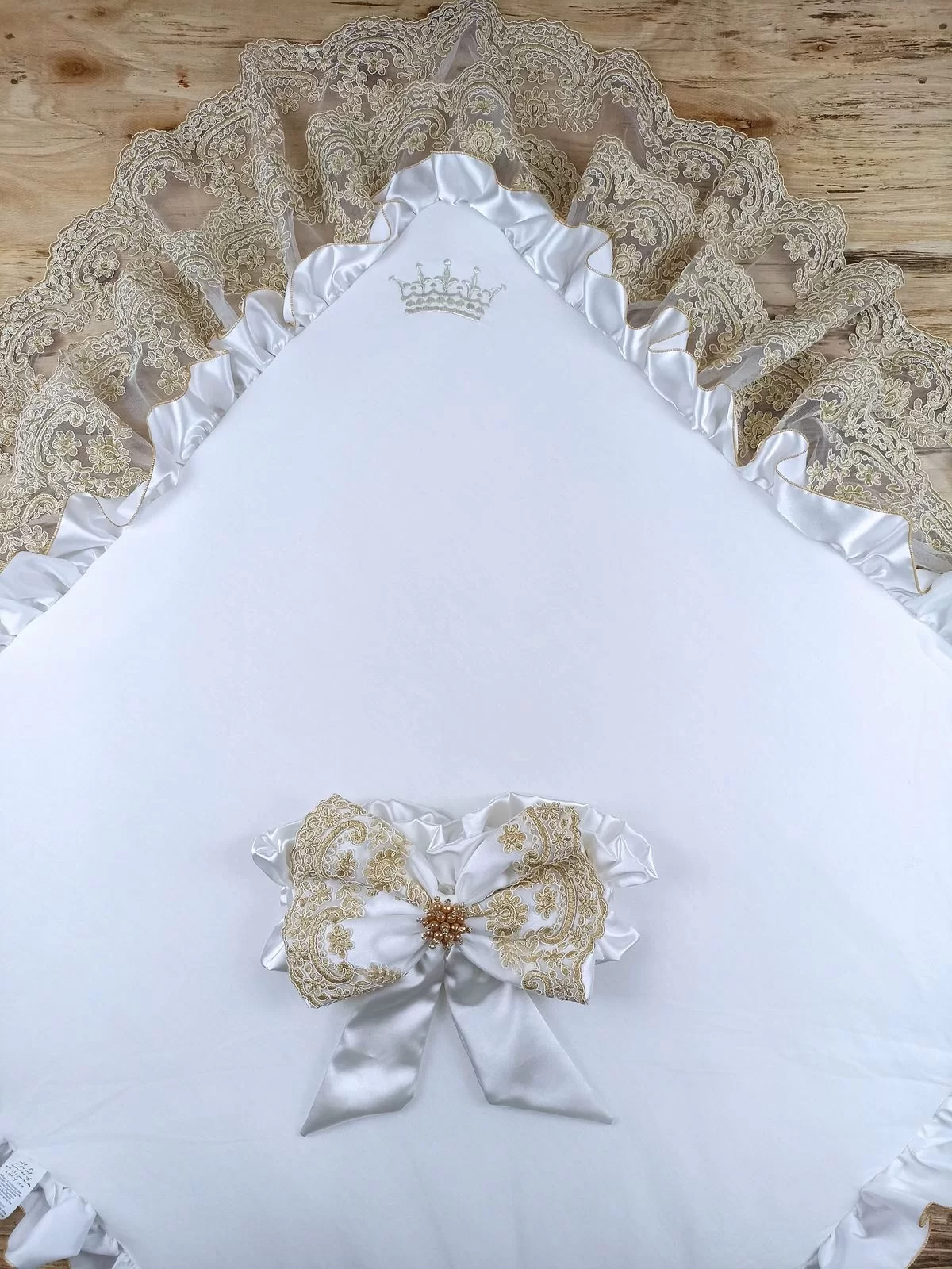 Sahra Taç Nakışlı İnci Ve Dantel Fiyonklu Çift Dantel Duvaklı Trilüks Kundak Bebek Battaniyesi - Görsel 4