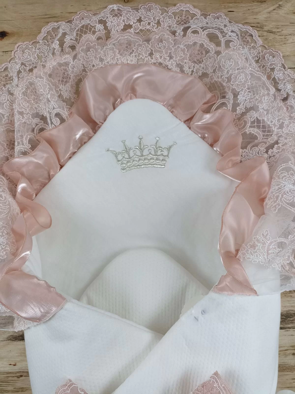 Sahra Taç Nakışlı İnci Ve Dantel Fiyonklu Çift Dantel Duvaklı Trilüks Kundak Bebek Battaniyesi - Görsel 6